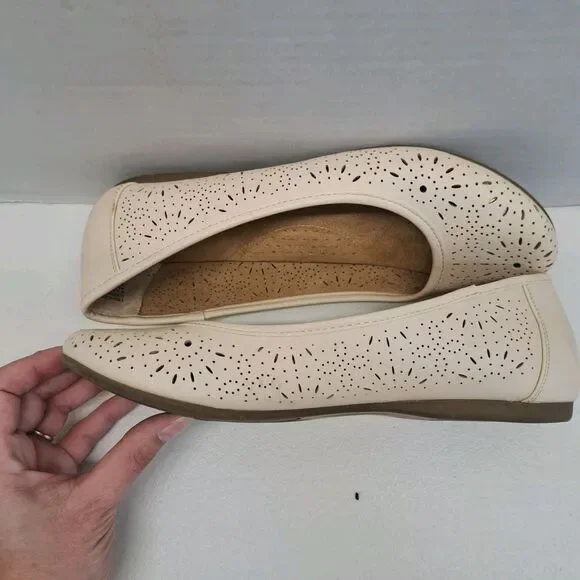 Cliffs by White Mountain Shoes Womens 8 Beige Karen Ballet Flats Perforated - Picture 3 of 6